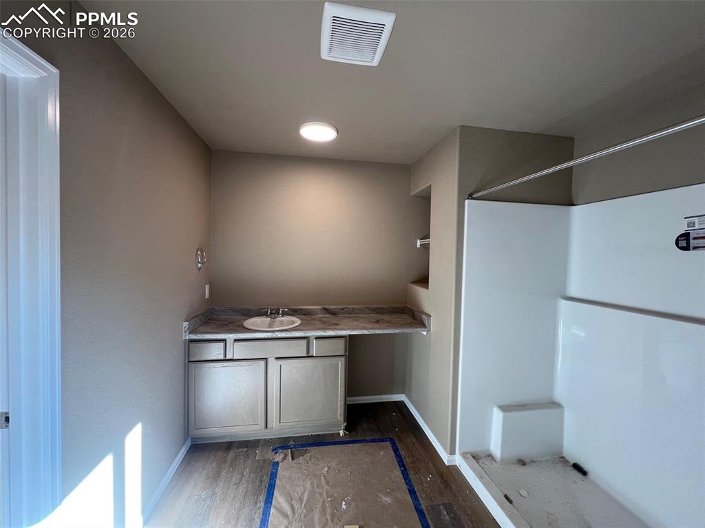 Image 18 of 32: Bathroom