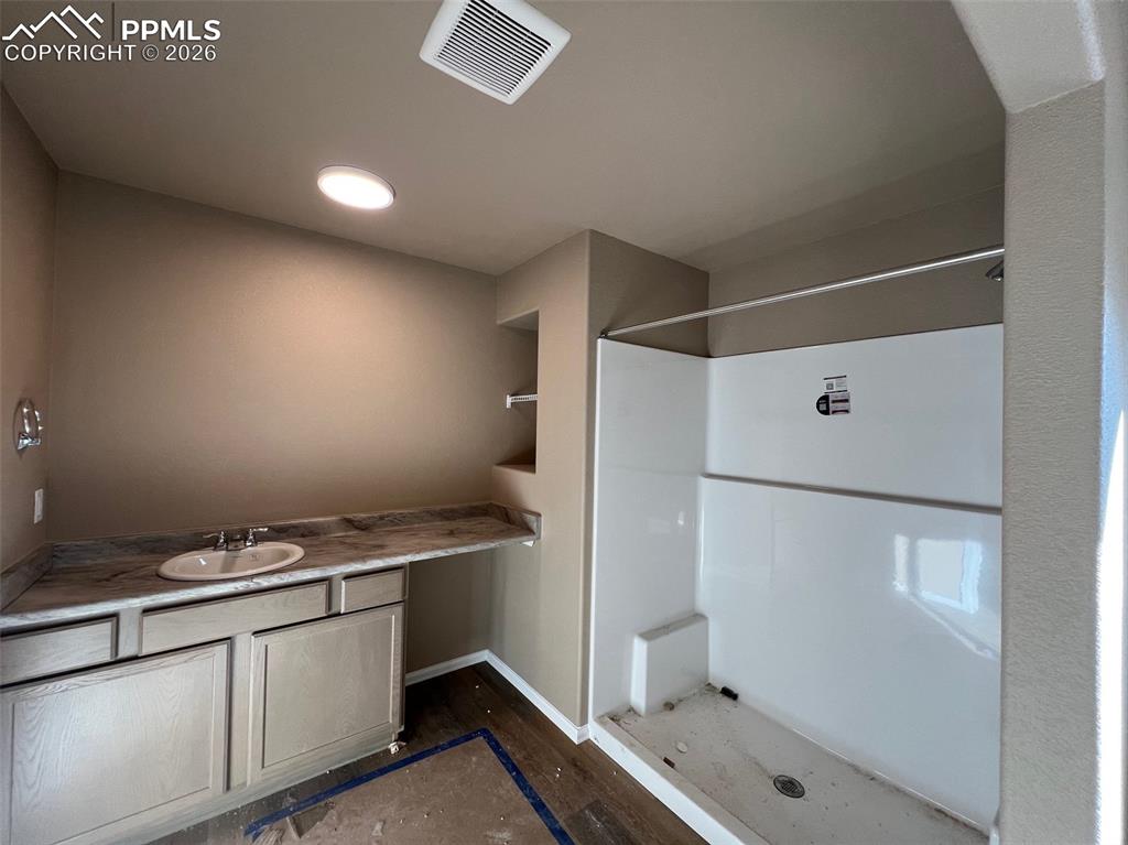 Image 19 of 32: Bathroom