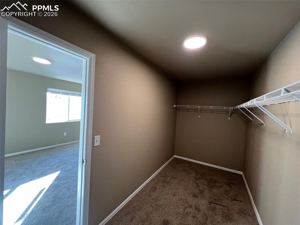 Image 20 of 32: Closet