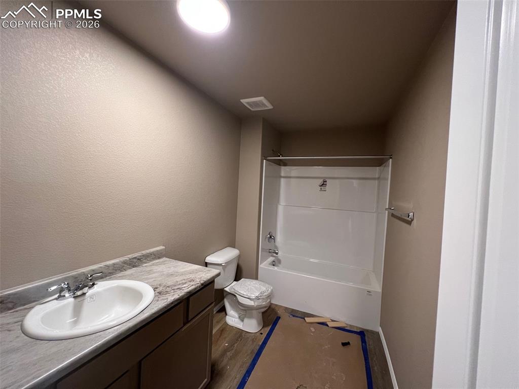 Image 22 of 32: Bathroom