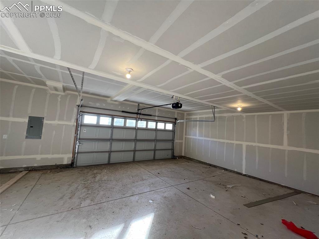 Image 29 of 32: Garage