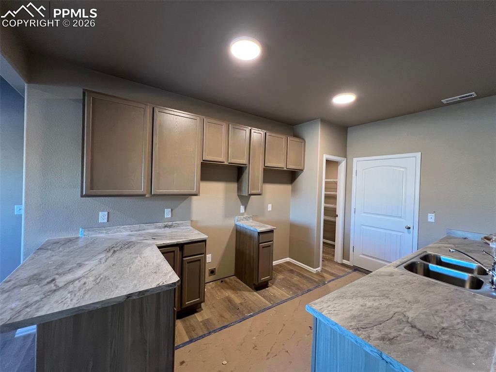 Image 6 of 32: Kitchen