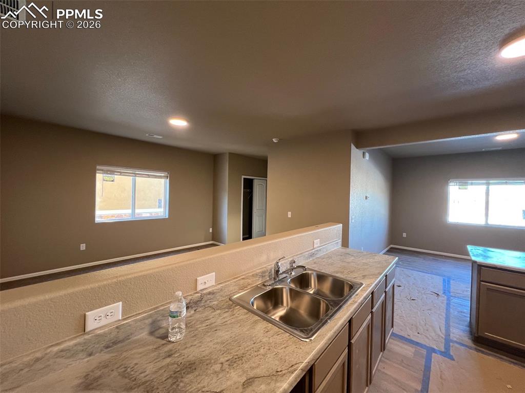 Image 7 of 32: Kitchen