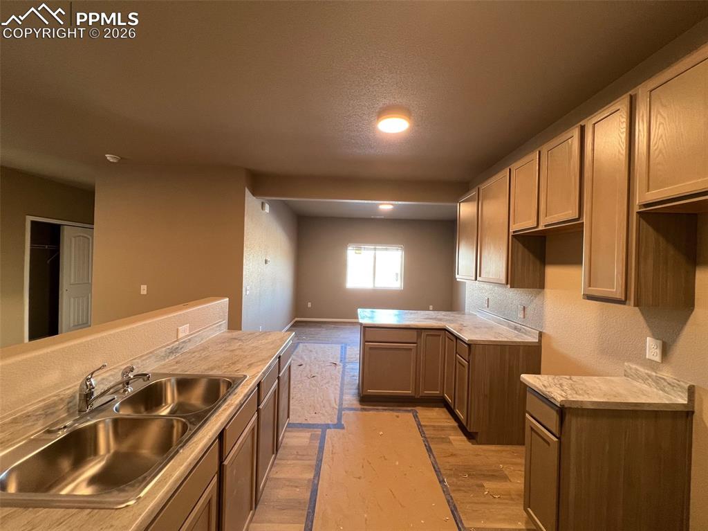 Image 8 of 32: Kitchen