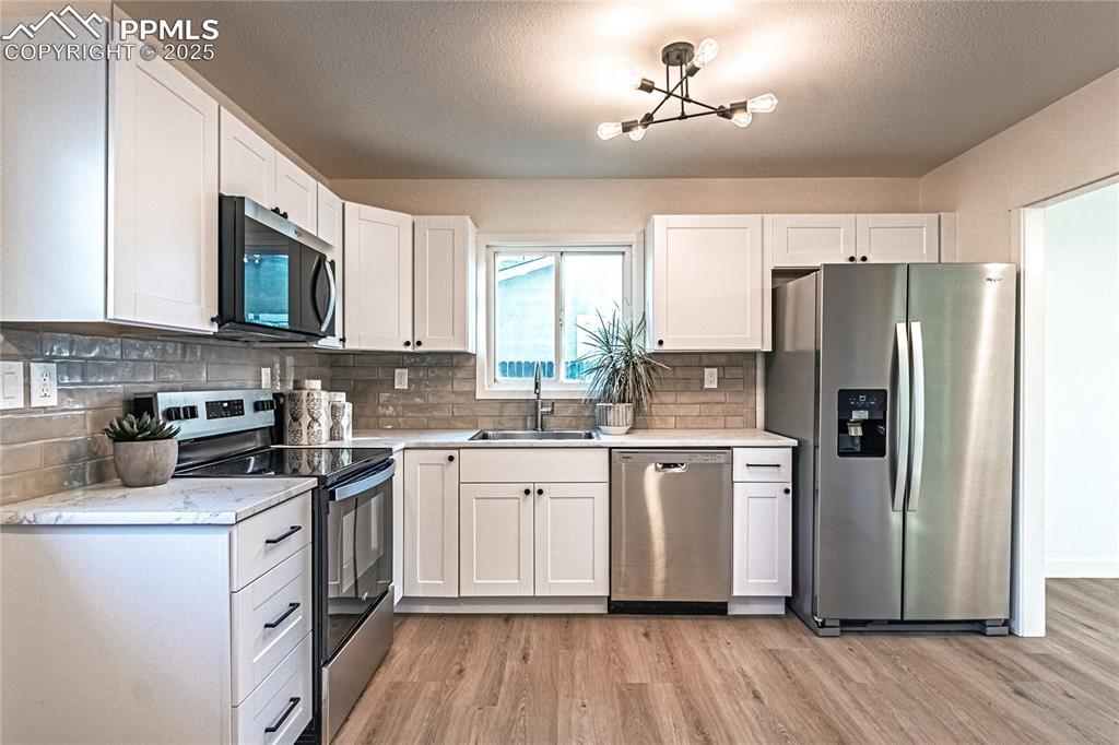 Image 10 of 27: Kitchen