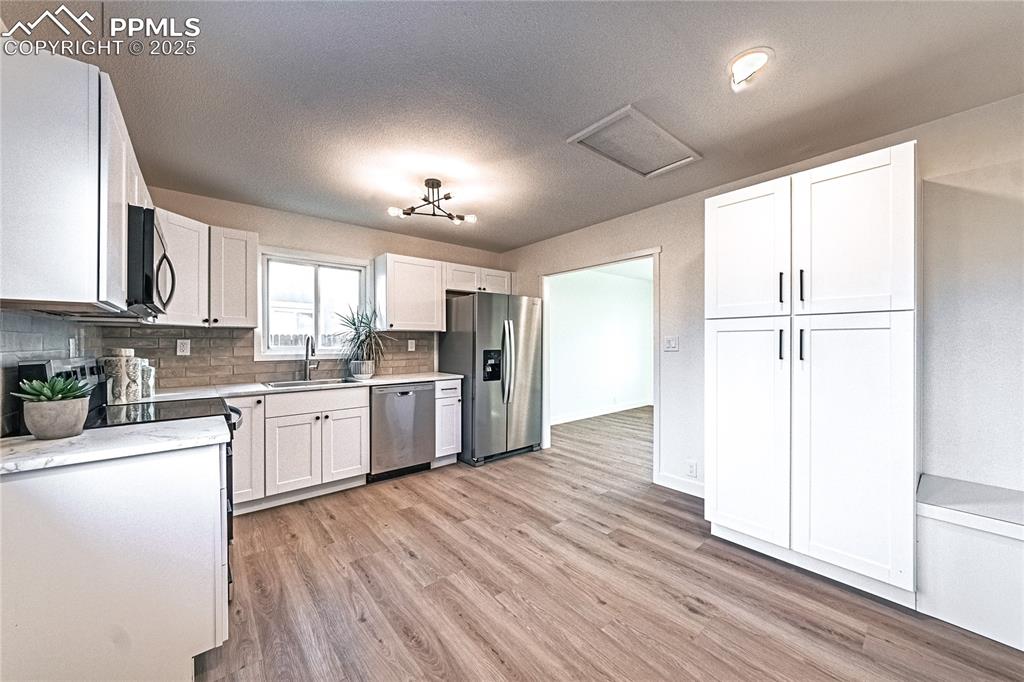 Image 11 of 27: Kitchen