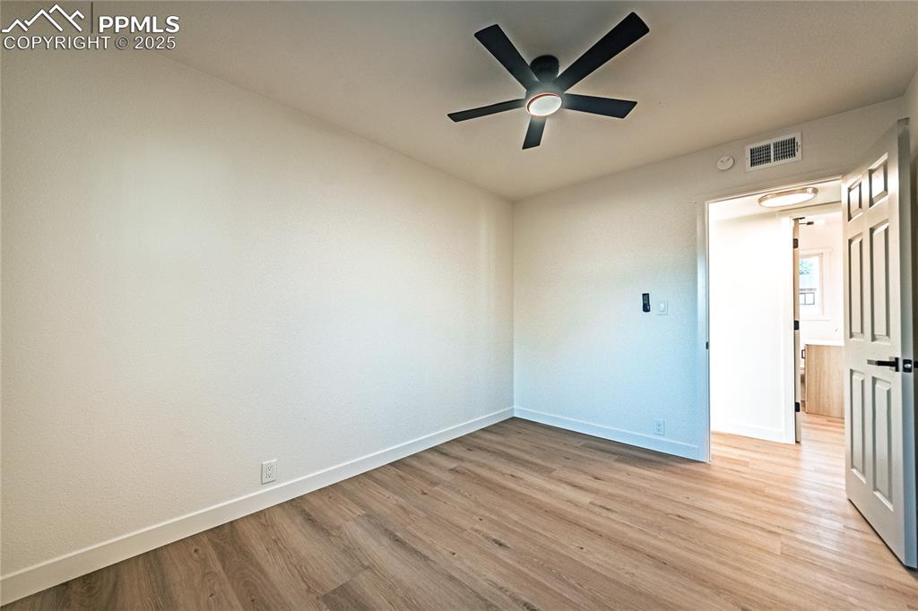 Image 14 of 27: Bedroom