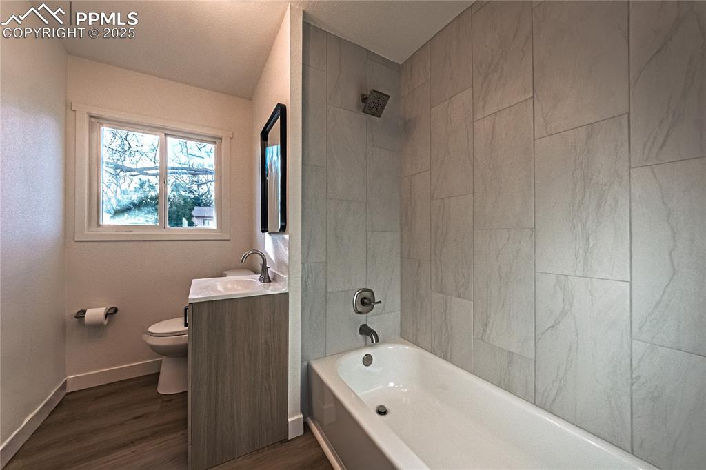 Image 21 of 27: Bathroom