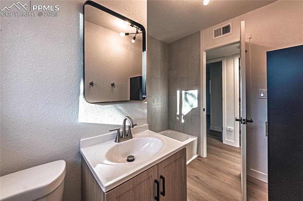 Image 22 of 27: Bathroom