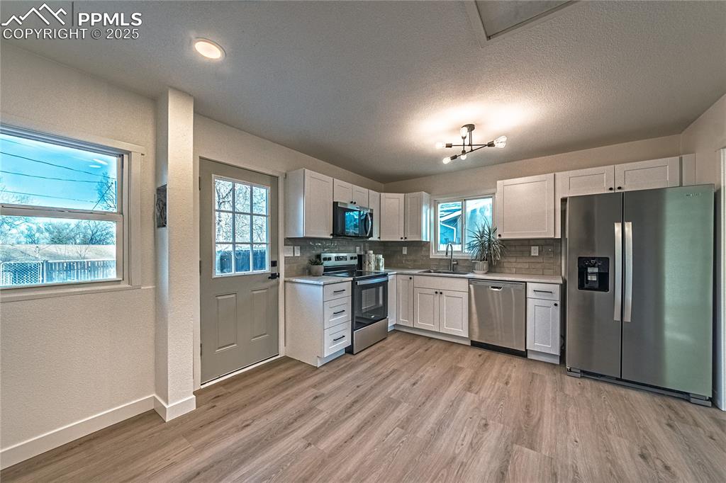 Image 9 of 27: Kitchen