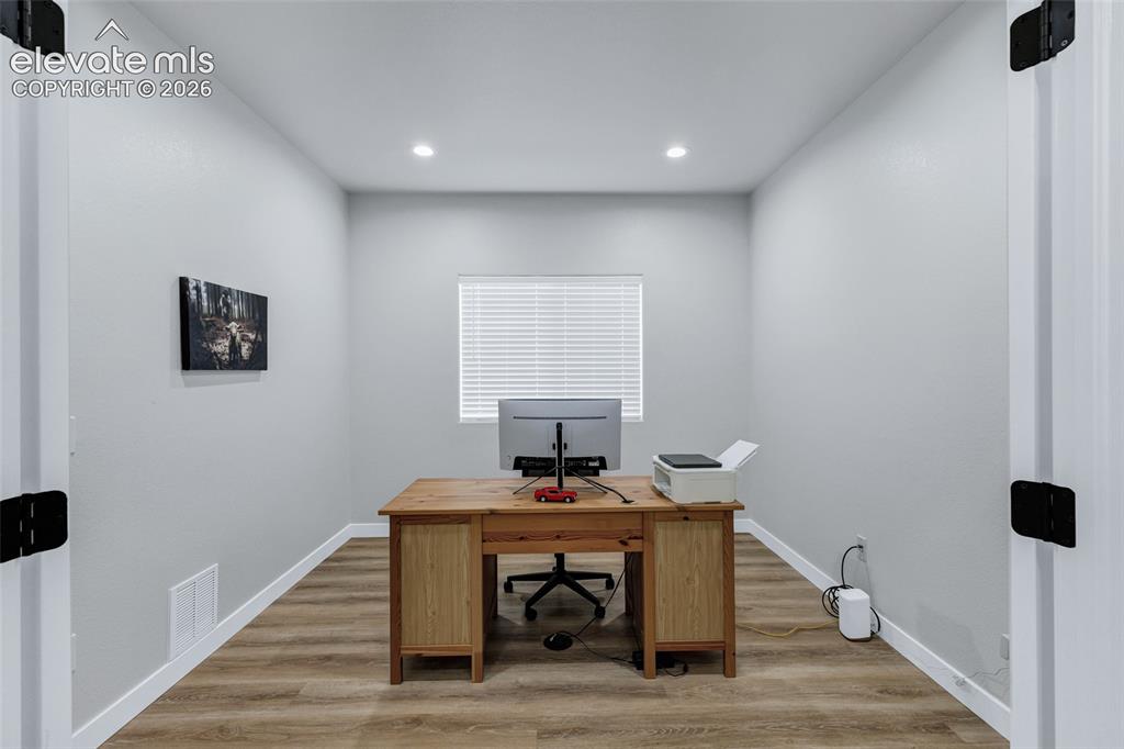 Image 18 of 45: Office