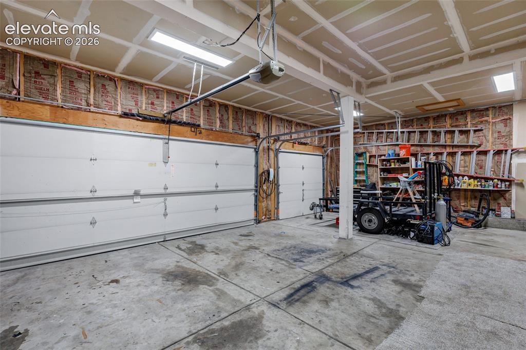 Image 41 of 45: Garage