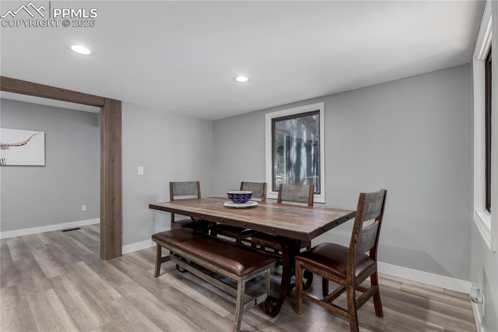 Image 17 of 45: Dining Area