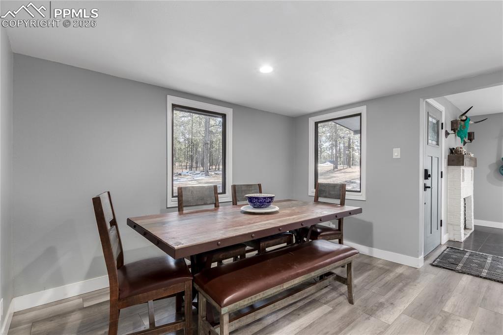 Image 18 of 45: Dining Area