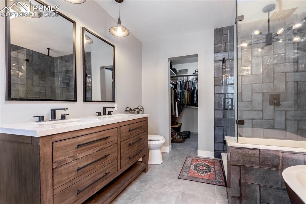 Image 22 of 45: Bathroom