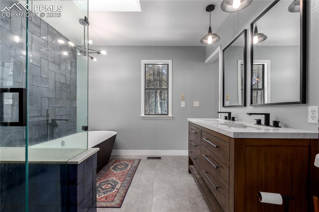 Image 23 of 45: Bathroom