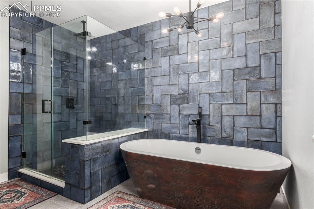 Image 24 of 45: Bathroom