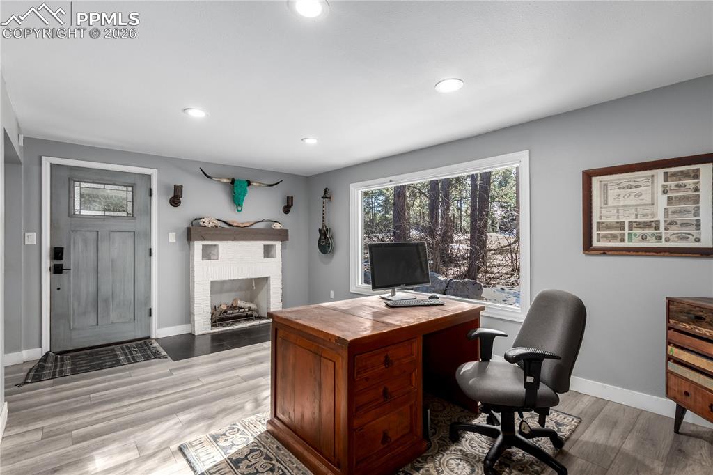 Image 25 of 45: Office