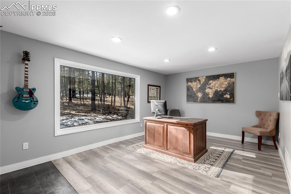 Image 26 of 45: Office