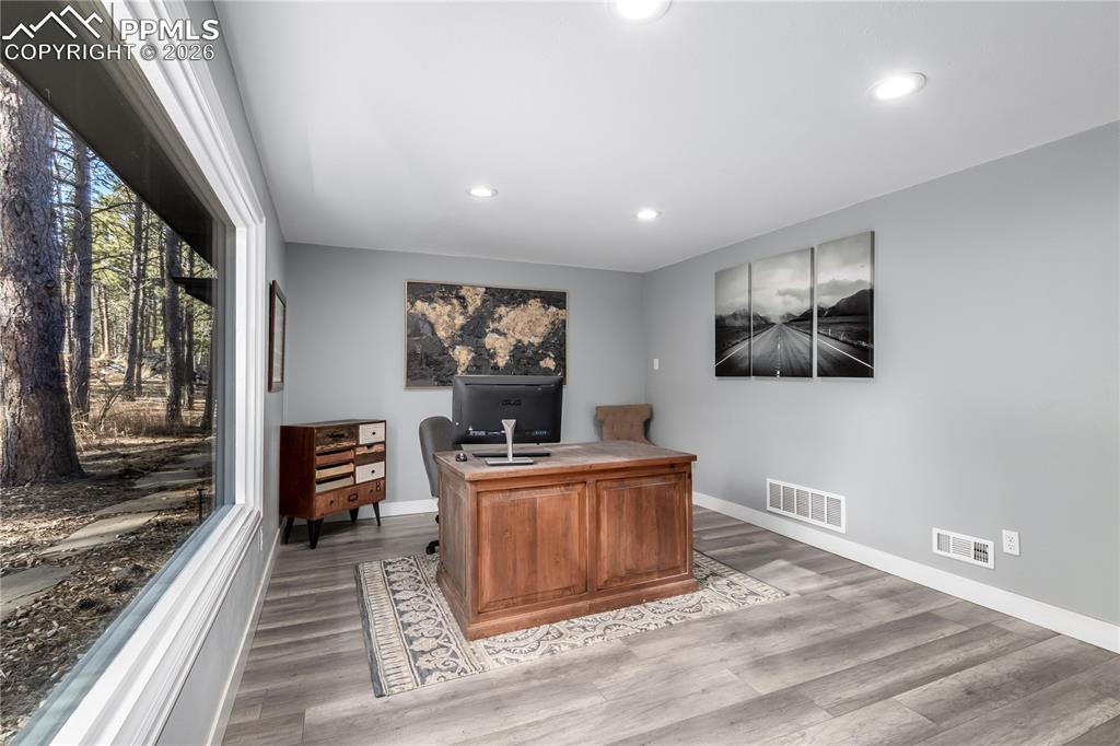 Image 27 of 45: Office