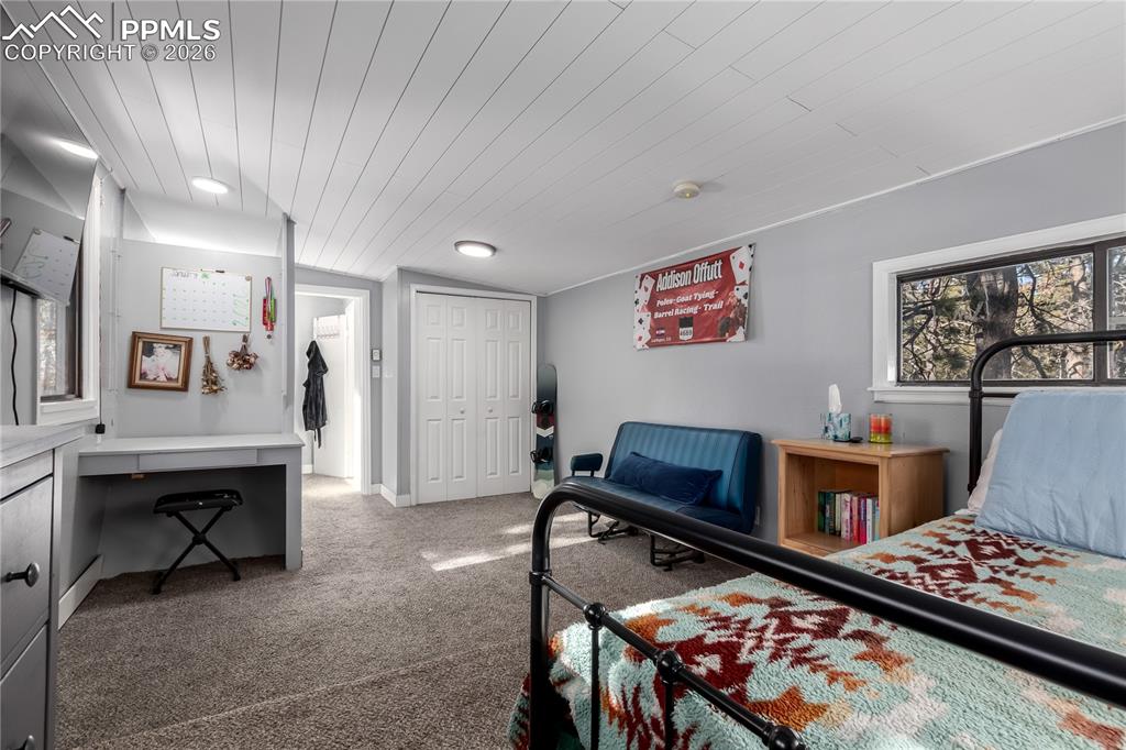 Image 28 of 45: Bedroom