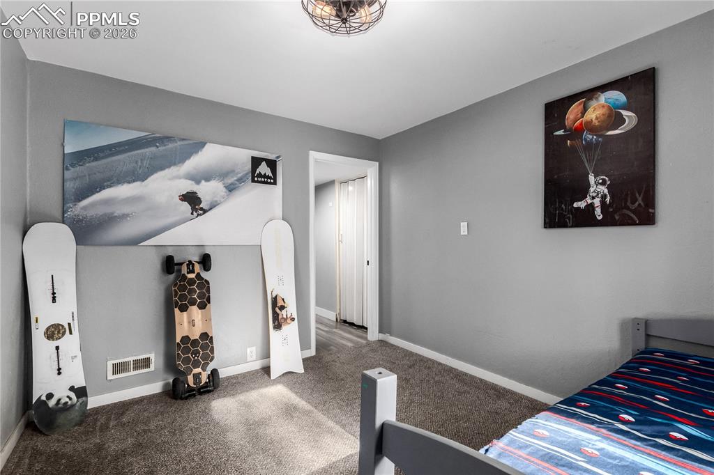 Image 31 of 45: Bedroom