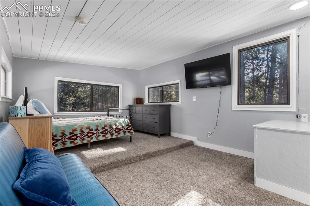 Image 35 of 45: Bedroom