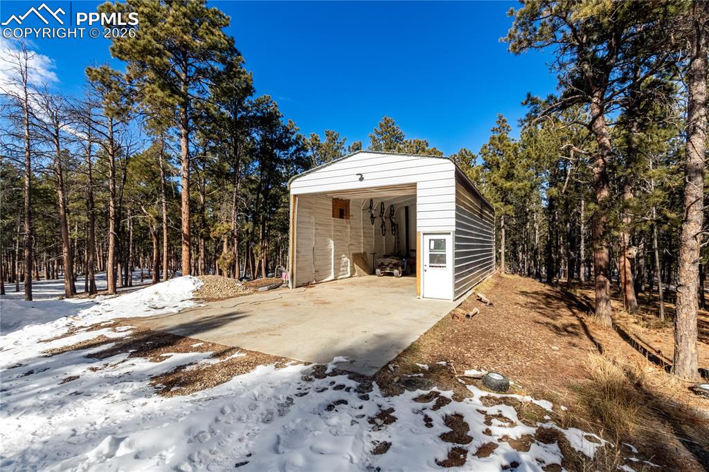 Image 42 of 45: Garage