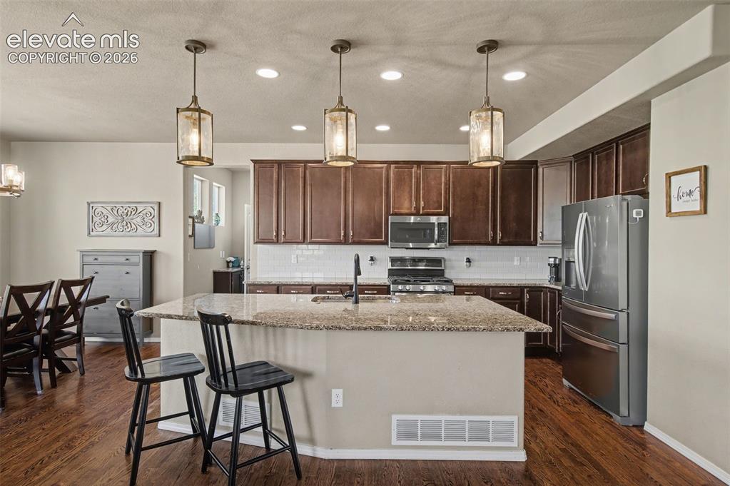 Image 10 of 40: Kitchen