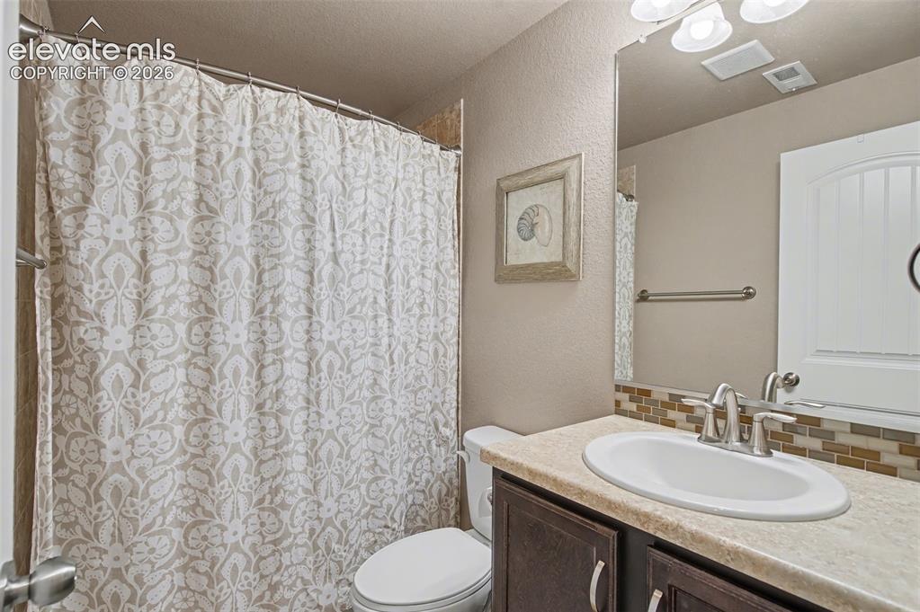 Image 35 of 40: Bathroom