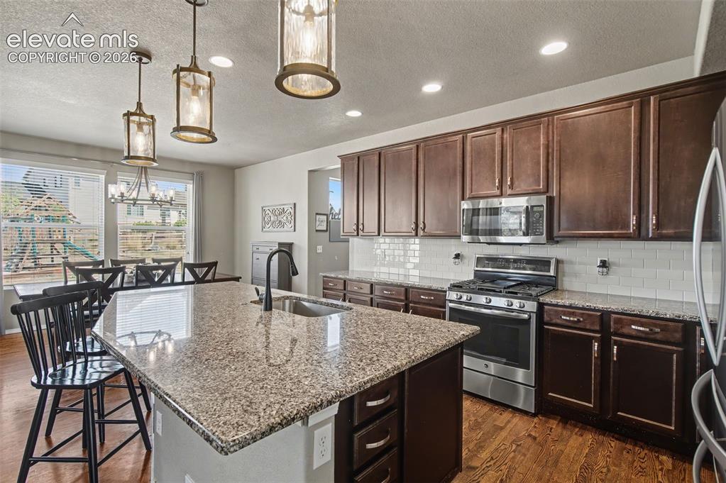 Image 5 of 40: Kitchen