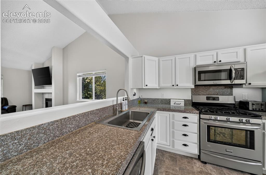 Image 11 of 47: Kitchen