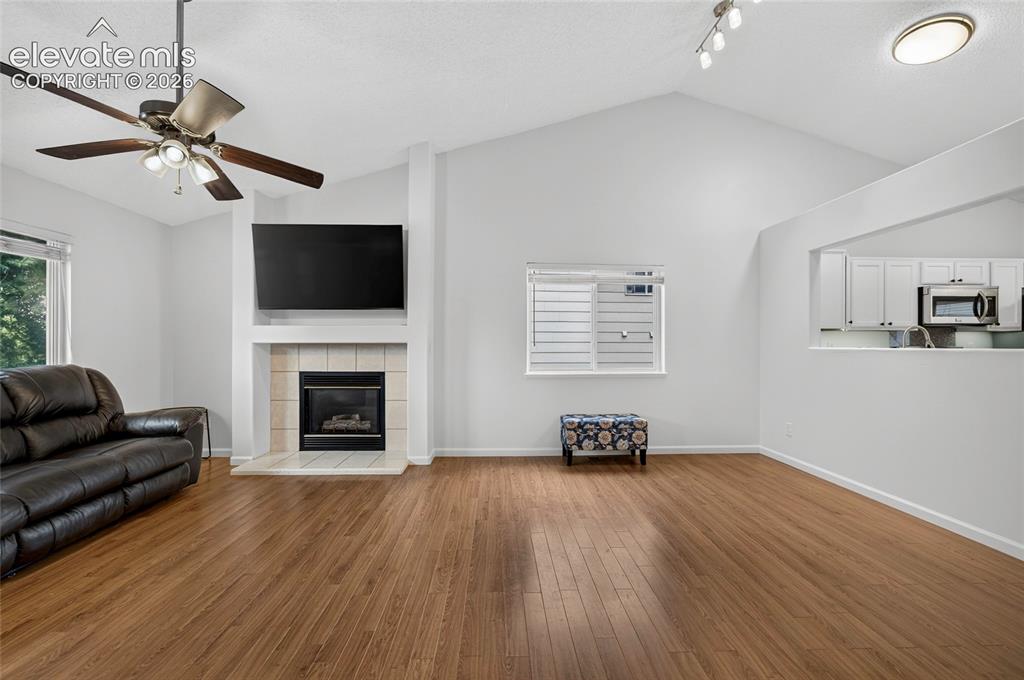 Image 19 of 47: Living Room