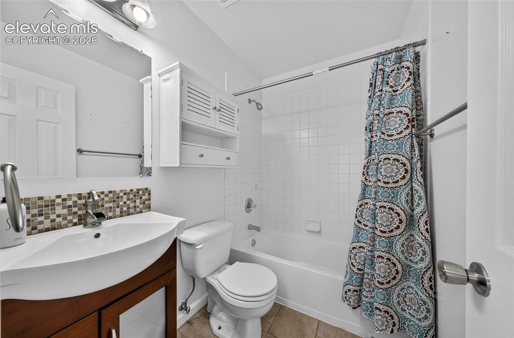 Image 33 of 47: Bathroom