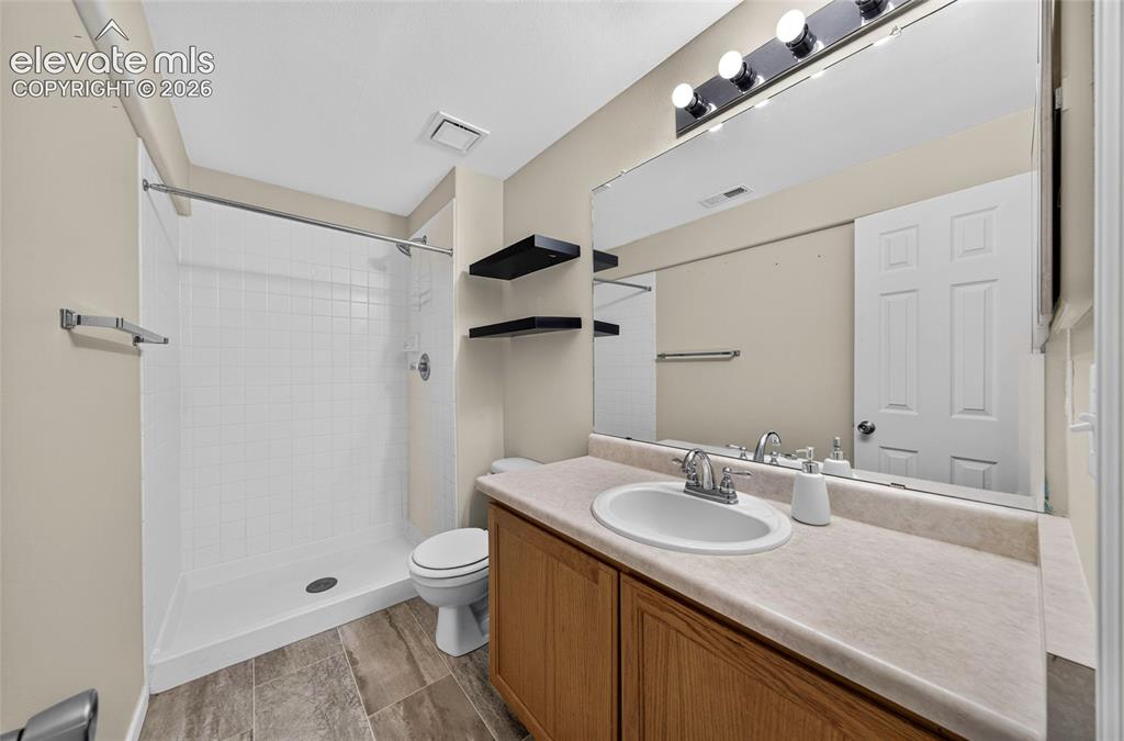 Image 36 of 47: Bathroom