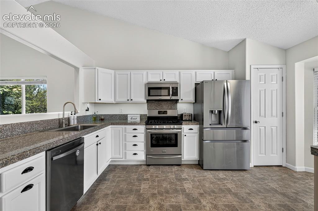 Image 7 of 47: Kitchen