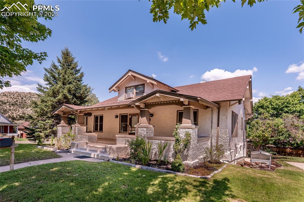 Image 3 of 49: 3 greenhouses on side