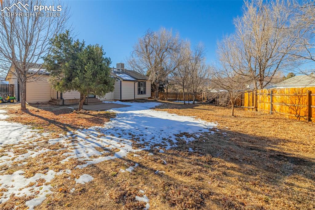 Image 15 of 20: Large fenced backyard