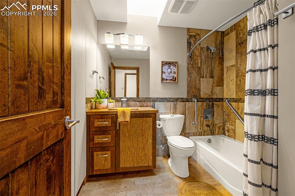 Image 8 of 20: Full Bath view