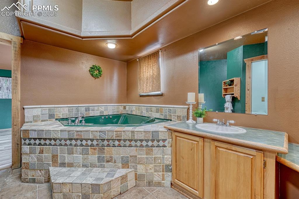 Image 22 of 50: Bathroom