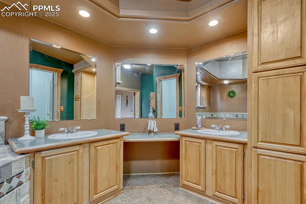 Image 23 of 50: Bathroom