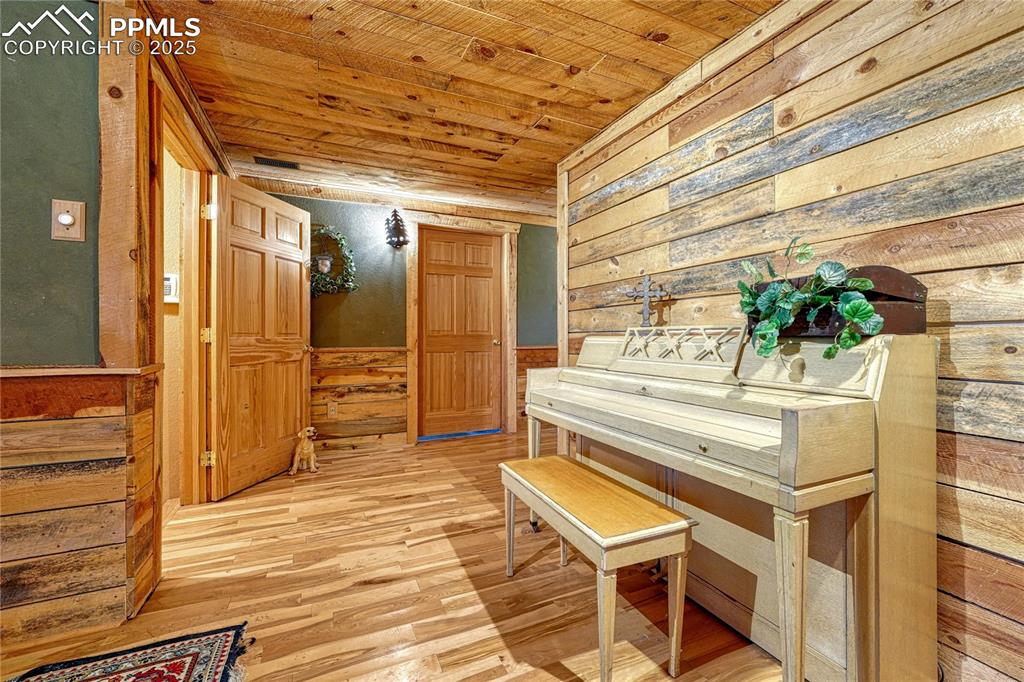 Image 30 of 50: Sitting Room