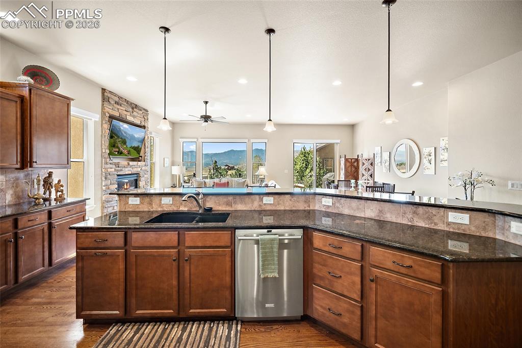 Image 10 of 50: Kitchen
