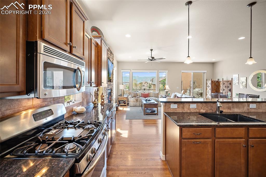 Image 11 of 50: Kitchen