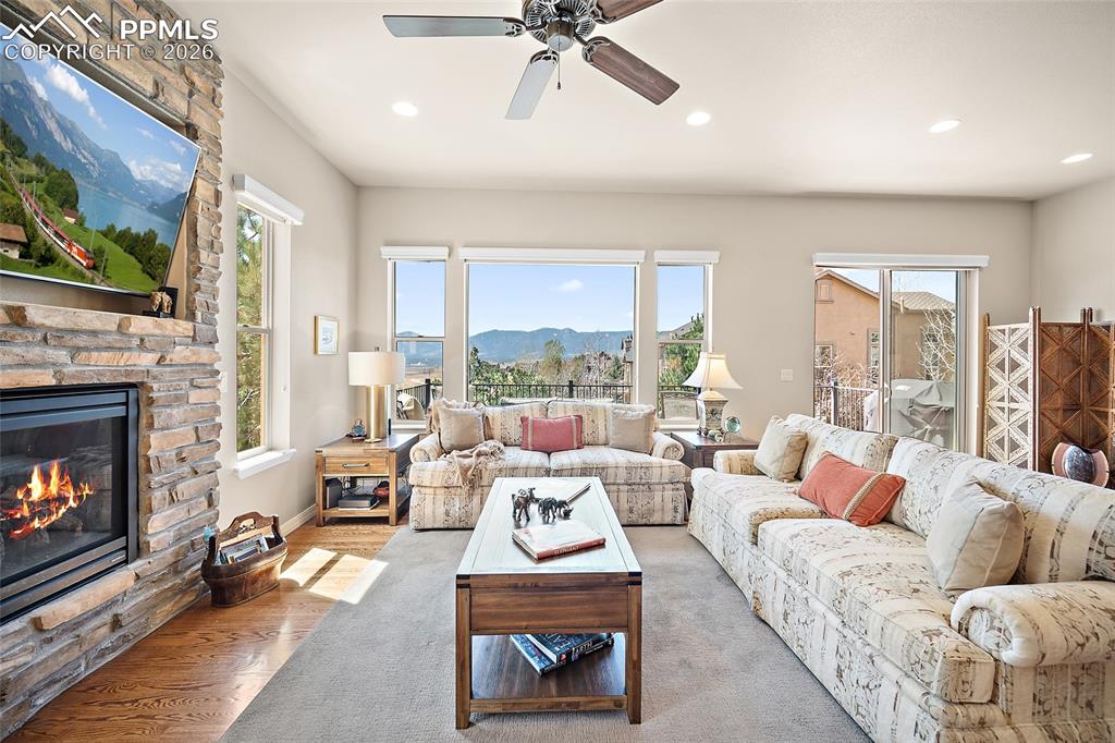 Image 19 of 50: Living Room