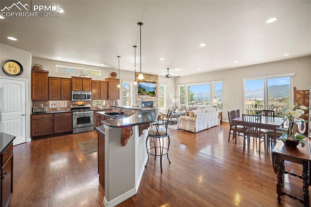 Image 8 of 50: Kitchen