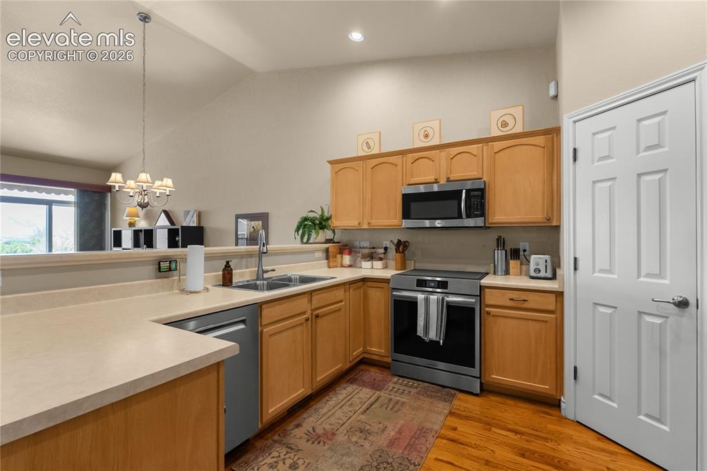 Image 11 of 31: Kitchen