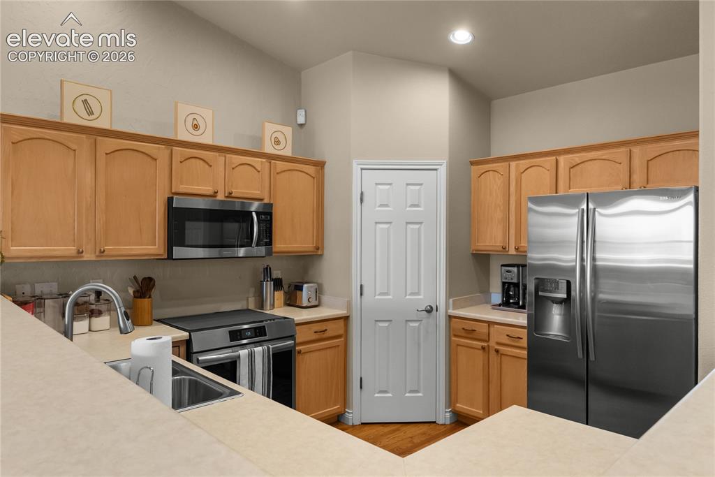 Image 3 of 31: Kitchen