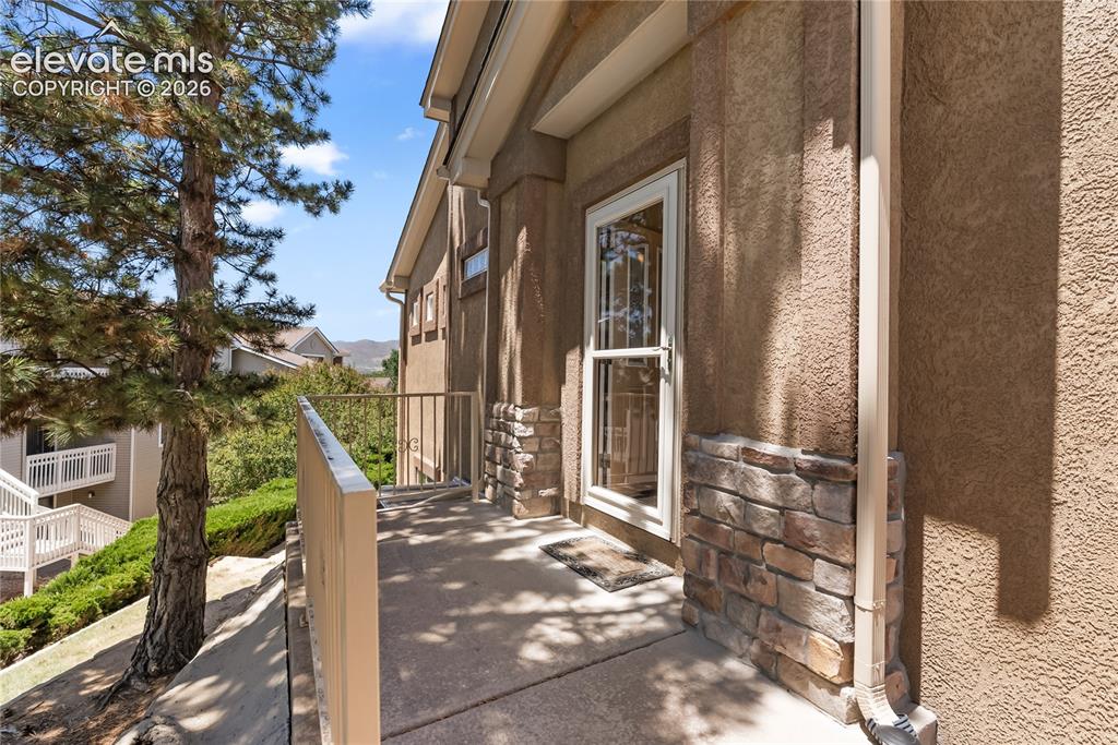 Image 8 of 31: Entry
