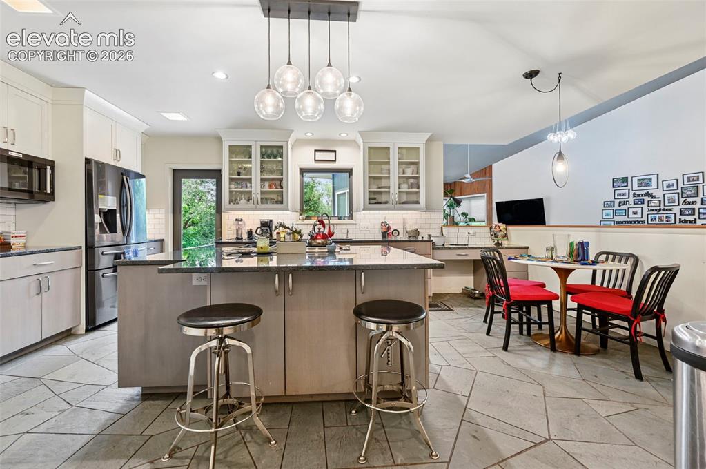 Image 10 of 50: Kitchen